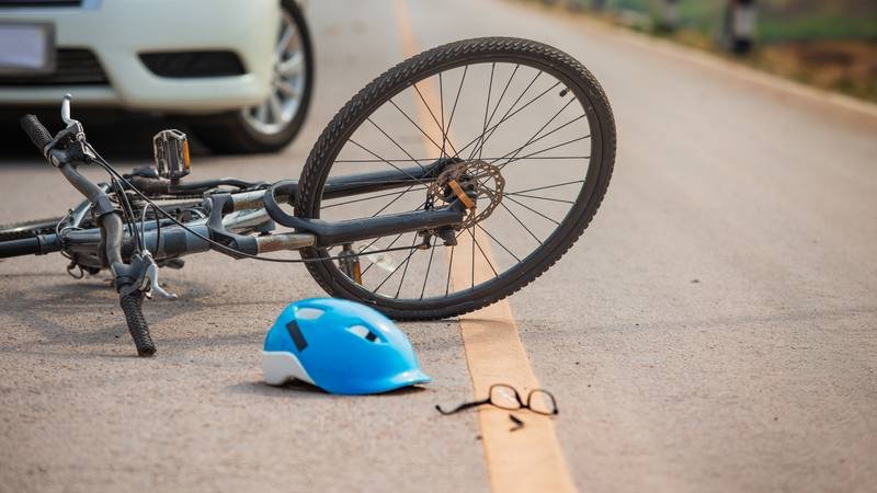 Bicicleta y casco en la vía tras un accidente