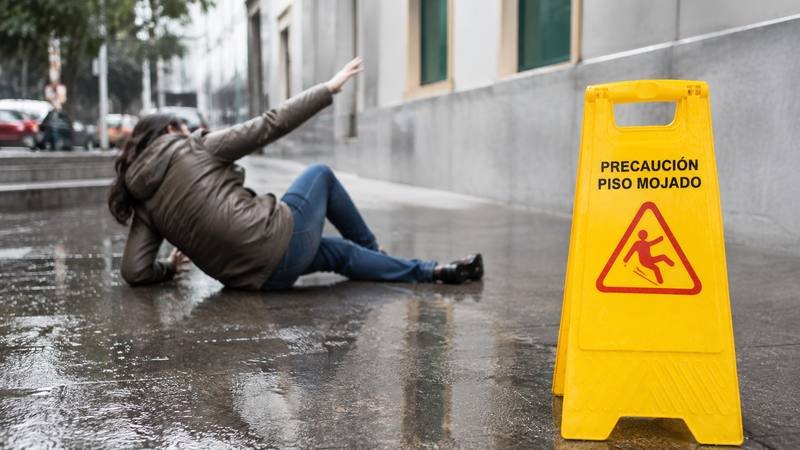 Caída por piso mojado